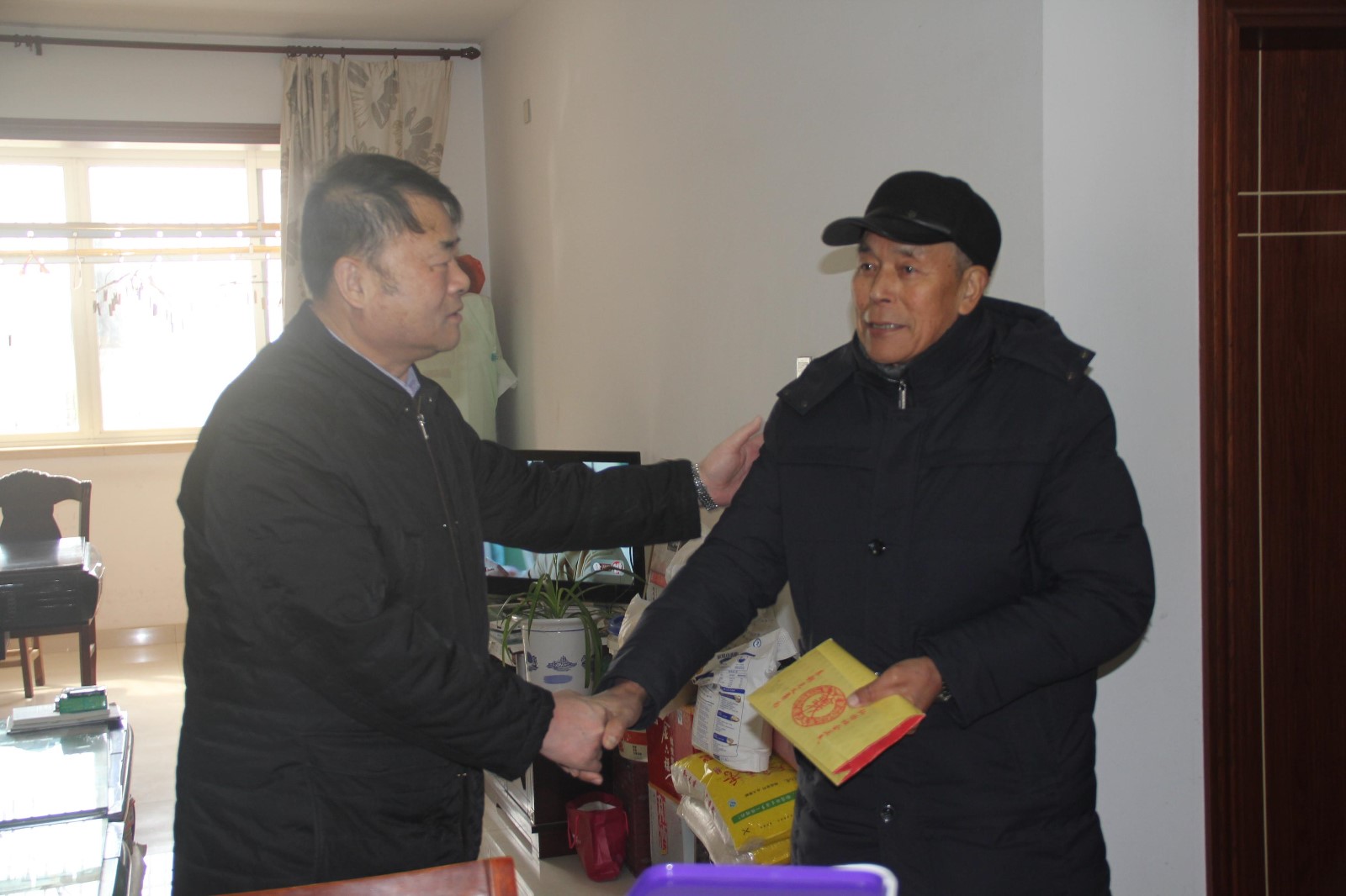 南通市見義勇為基金會(huì)副理事長(zhǎng)姜建寧同志來啟慰問.JPG